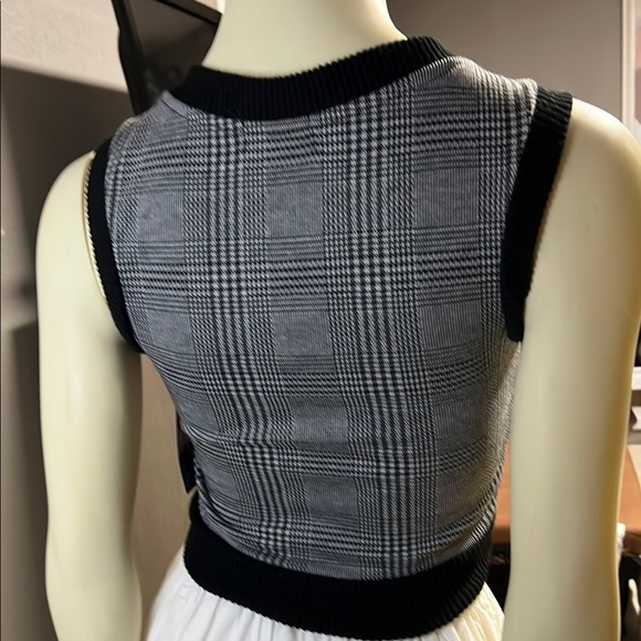 Stylish Black and Gray Plaid Tank Top with V-Neckline - Picture 3 of 4